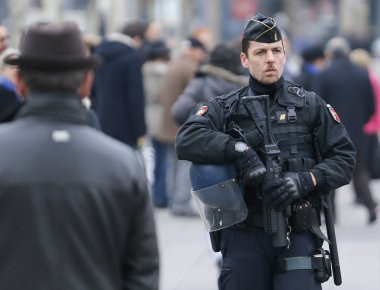 Σε ψυχολογική κλινική οδηγήθηκε ο άνδρας που θέλησε να μπει στον πύργο του Άιφελ με μαχαίρι
